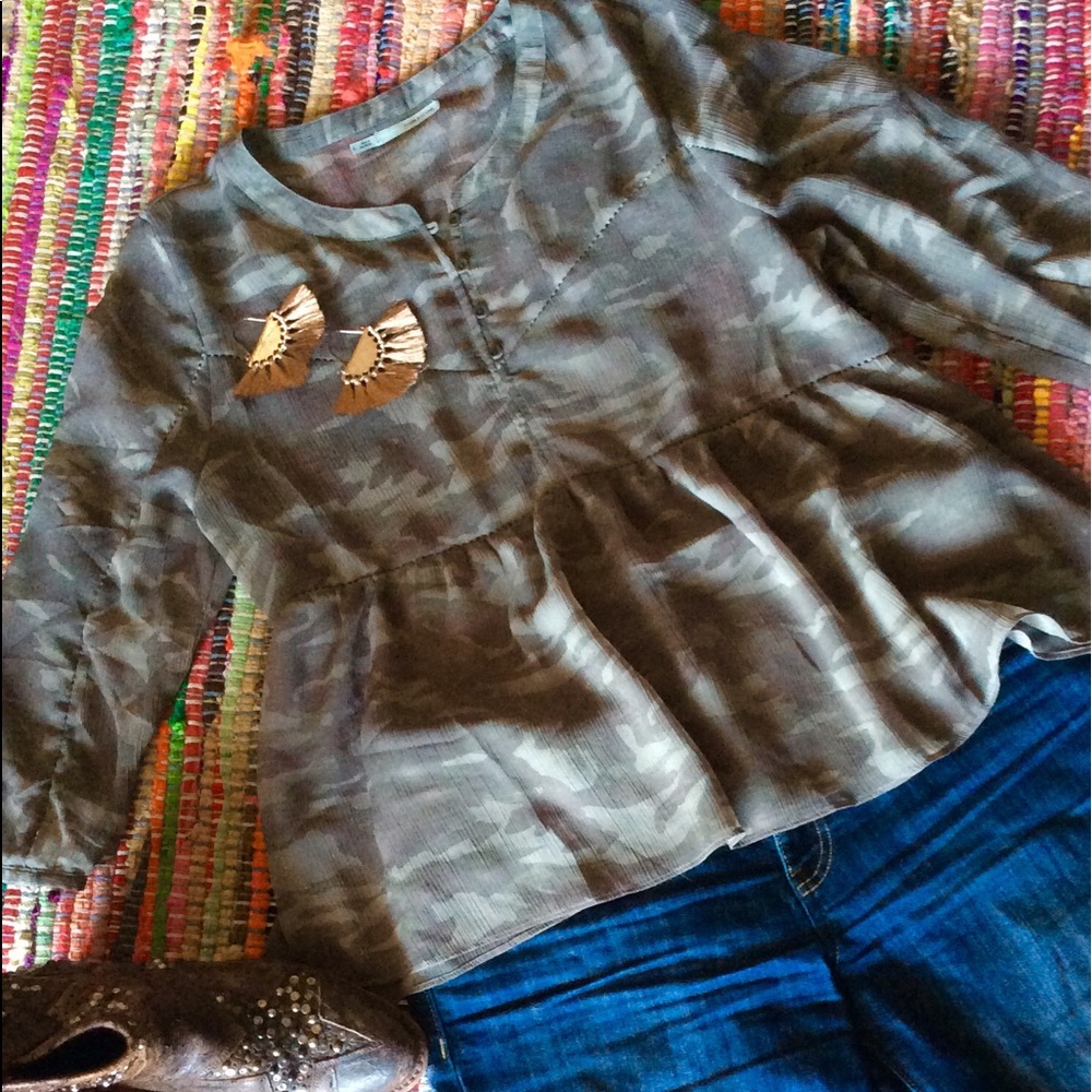 🐘 SOLD Green Olive Camouflage top Maurice’s 🐘